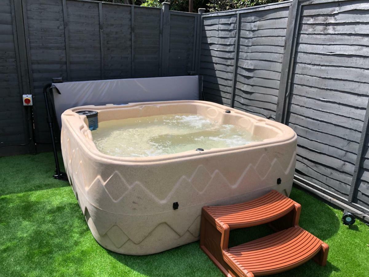 Bournemouth Hot Tub & Sauna Holiday Let Buitenkant foto